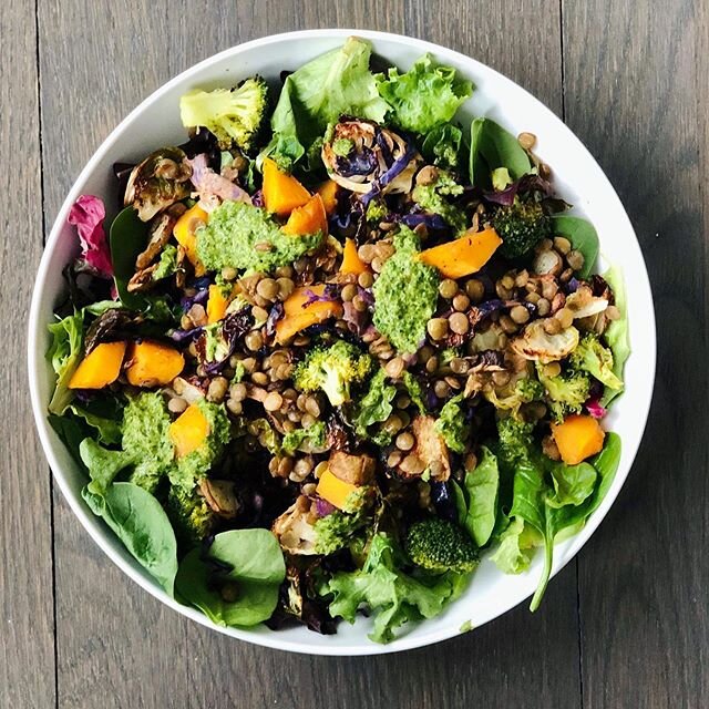 Happy Monday 💕 Start your week off with a delicious and refreshing #meatlessmonday #lentil and #roastedvegetable #salad with the yummiest everything drizzle! Feel free to add or change any of the ingredients to adjust to your preference. Recipe in m