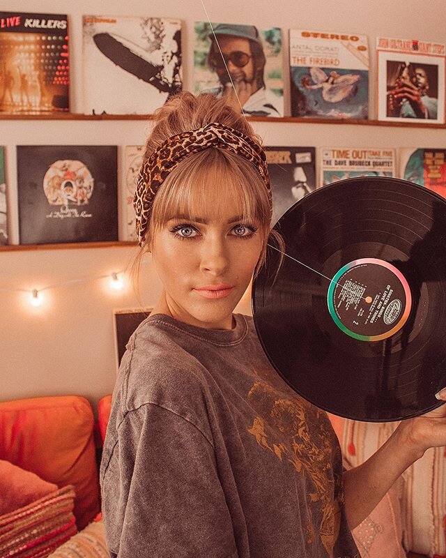 {Ridin out the times with some good tunes 🖤}
Music has always been my escape 💖🎵 what&rsquo;s something you do that helps you daydream &amp; escape? 📸 by me ✨
.
.
.
.
.
#nashville #bloggerstyle #portrait #instafashion #fashion #fashionaddict #fash