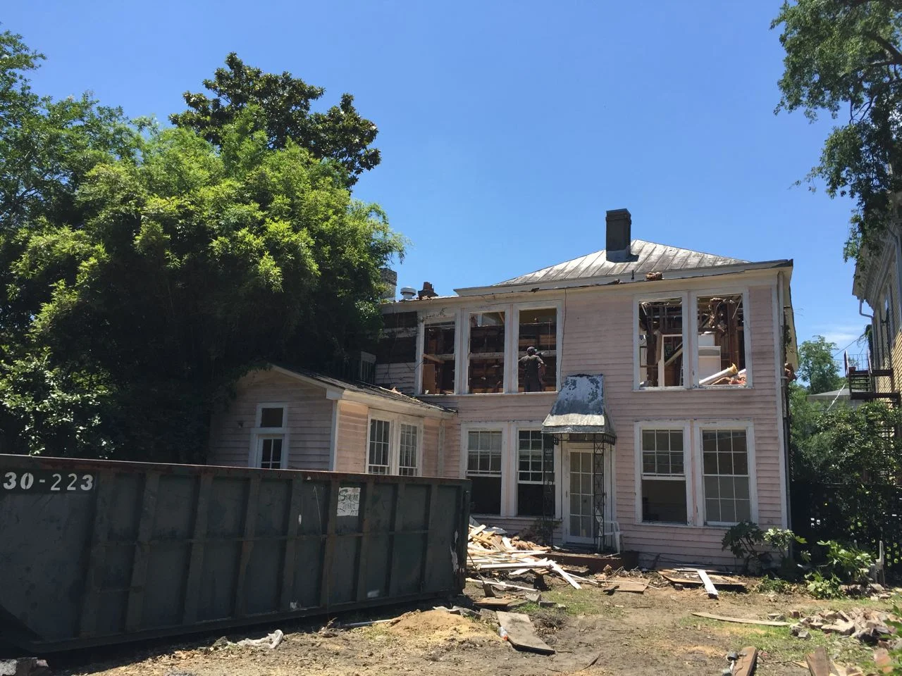 The house before it lost its second-floor hat. 