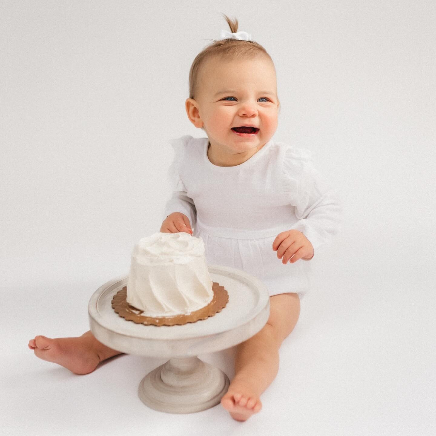 Did you know that I do all white sessions in my garage? These are really simple and really quick sessions to document your child&rsquo;s milestones. They are great for cake smashes! The all white keeps the focus on what&rsquo;s important&hellip;.your