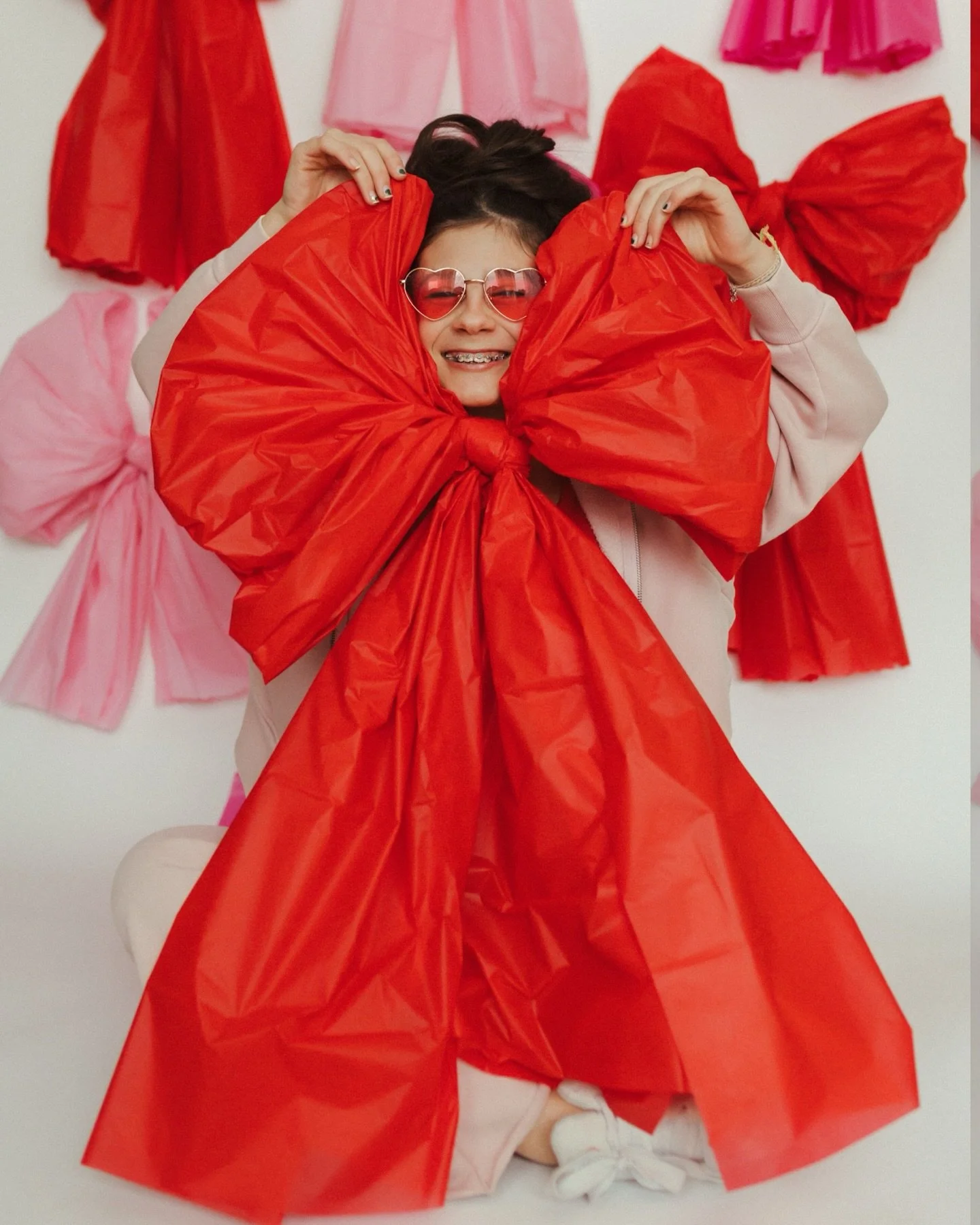 Things to do on a snow day?? First grab some fresh snowflake photos ✔️ 
Next, when it&rsquo;s too cold to be outside go make tablecloth bows and torture your child and dog into taking photos! 🎀💝

I kept seeing these bows and had to try it. Would yo