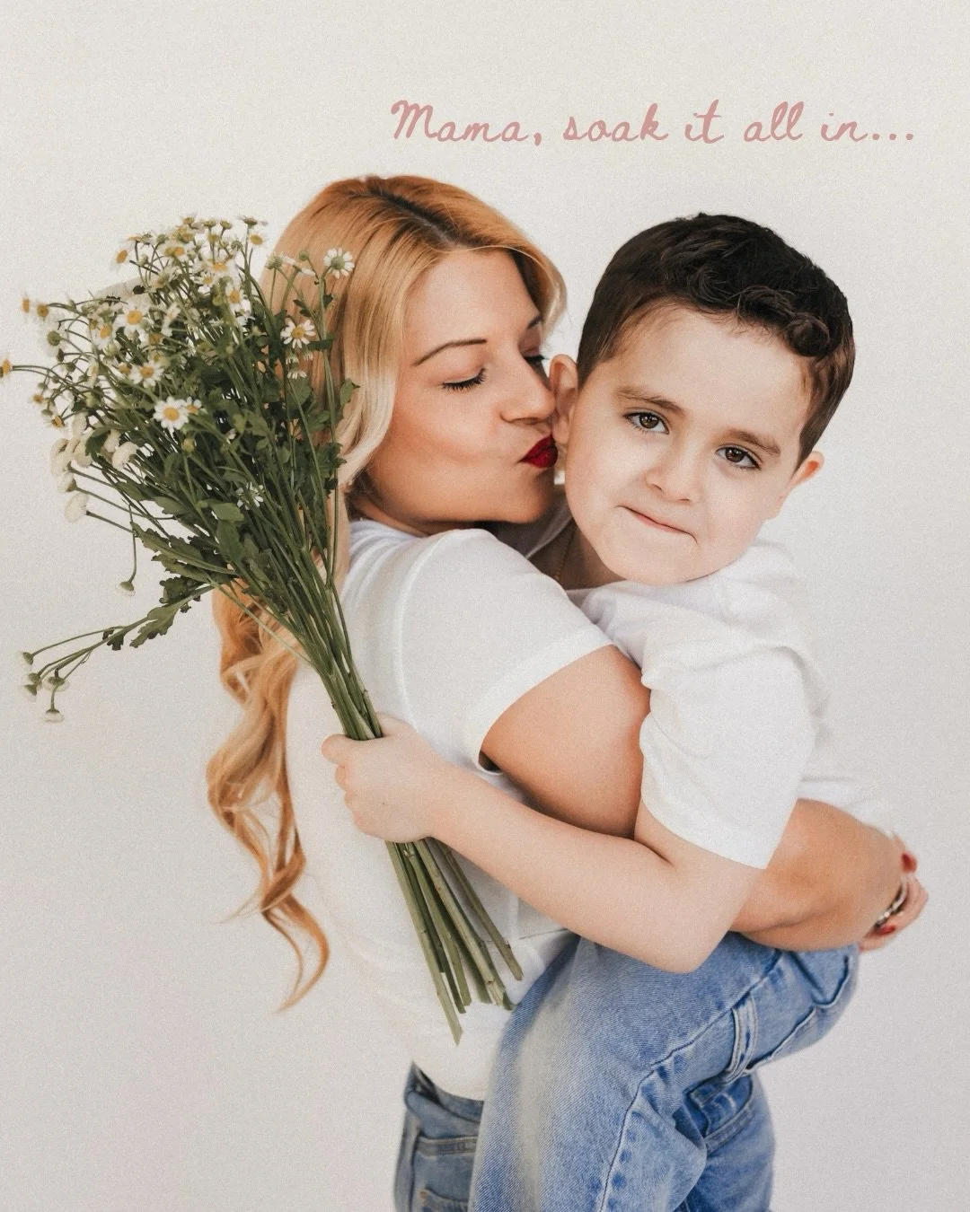 Hey Moms 👋&hellip;When you scroll through your camera roll&hellip;
are most of the photos of you with your kids just quick selfies?

Same angle. Same weird arm stretch. Same &ldquo;okay everyone look!&rdquo; moment.

And don&rsquo;t get me wrong... 