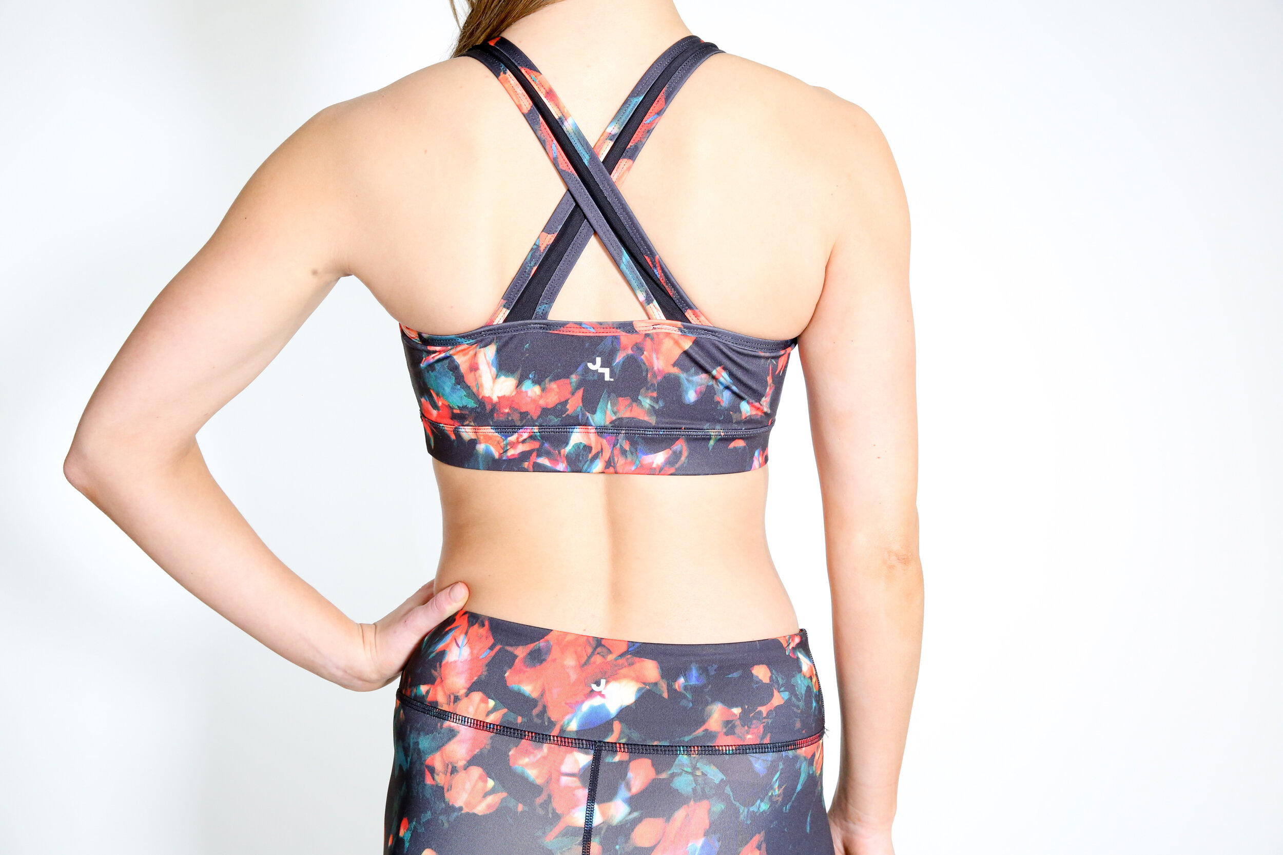 Look16_MonroeBra_WytheLegging_LennoxJacket_Details08.jpg