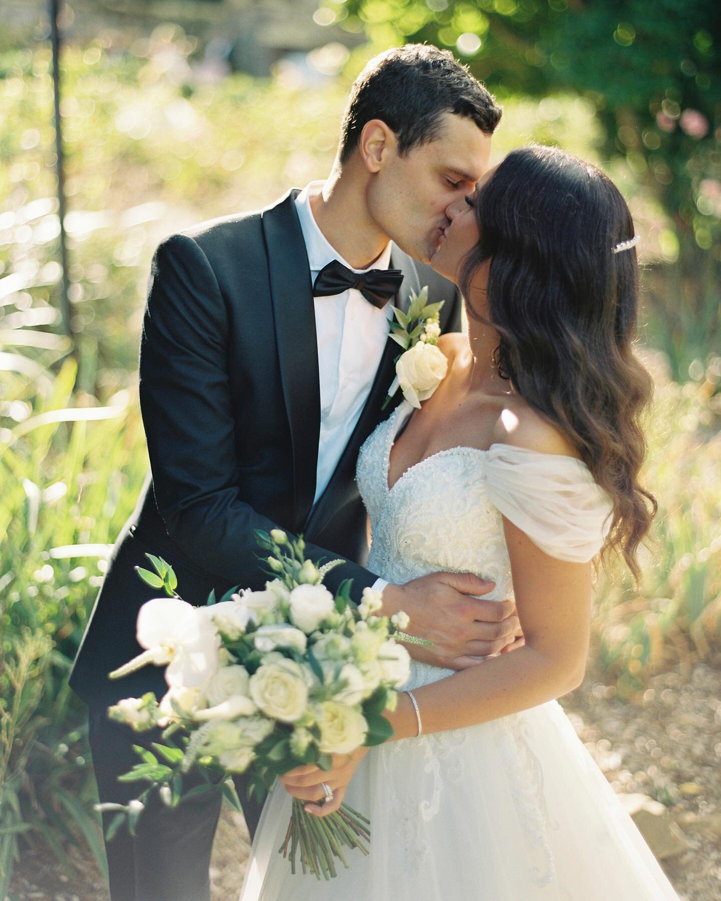 A few sweet frames from Azzurra &amp; Aaron&rsquo;s celebrations 

#bentinmarcs #adelaideweddingphotographer #filmphotographer #mountloftyhouseweddings #mountloftyhouse