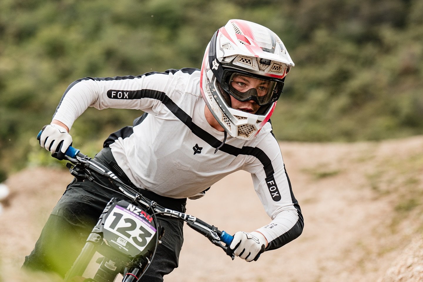 NZDH RD1 // Few more photos from @skylinerotoruamtb 

All but 2 of these images shot on a Sony 70-200mm GMII. The other 2 shot on a 14mm. 

**The link to the photos are in my BIO**

@rotoruamountainbikeclub @sonyalpha.anz @sonynz #mountainbikephotogr