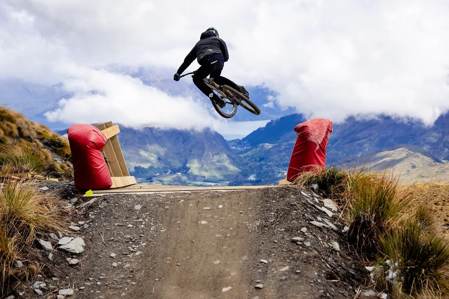Summer in Queenstown ❄️☀️

@coronetpeakride 

Can&rsquo;t wait for racing tomorrow! Hit me up if you&rsquo;d like photos or videos 🤩 First look at the new Canyon Gap bridge. Dirt Serpent now runs from the top and goes under the bridge, it&rsquo;s ve