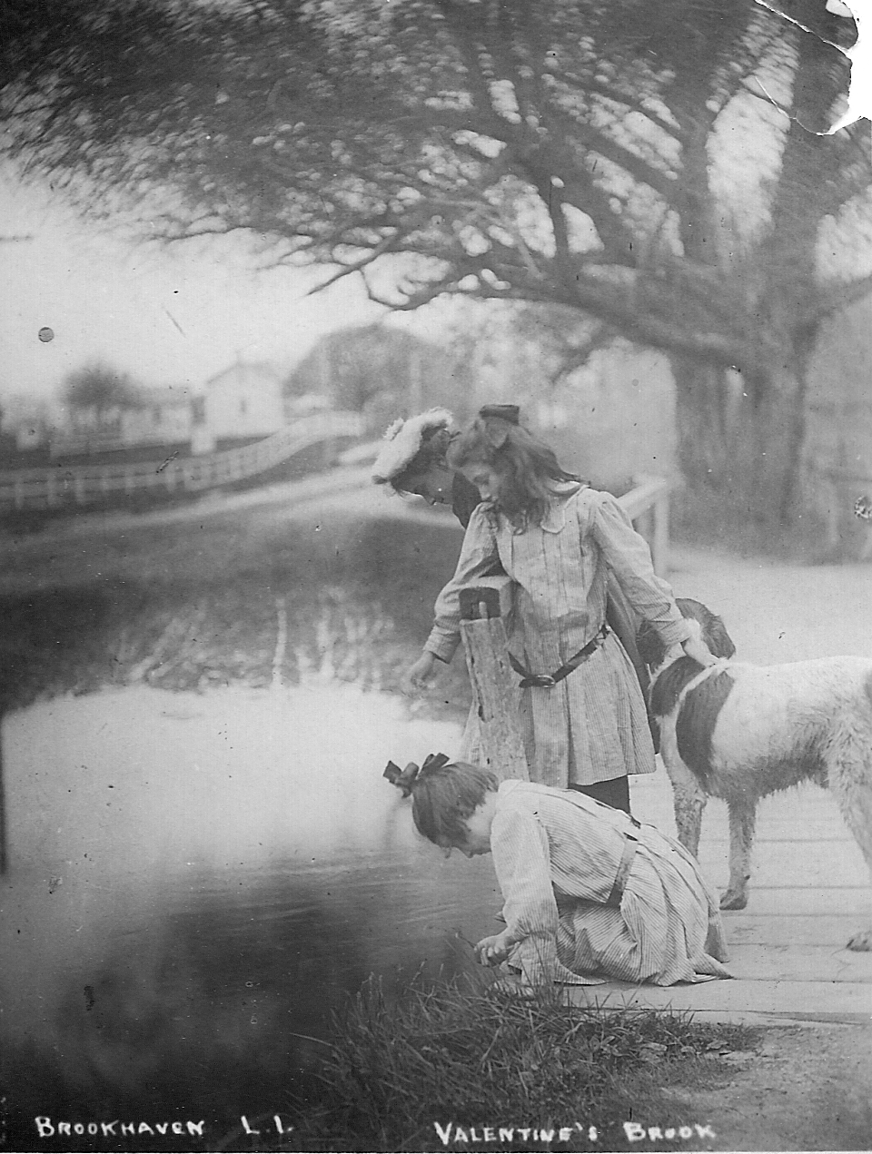 Girls by the creek 1910.jpg