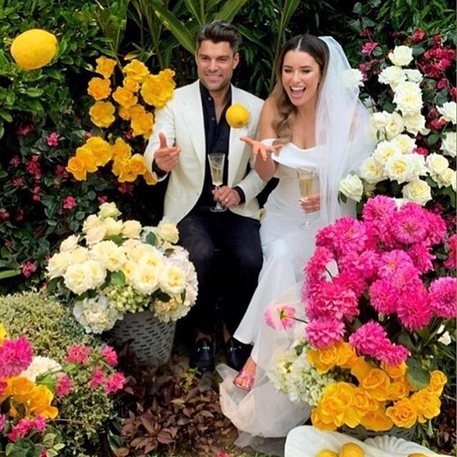 What a wedding shot!!! @breaaaaa you look breathtaking. Hubby&rsquo;s alright too 🍋🌺🌼🌸
.
.
.
#mobilespraytanningaustralia #mobilespraytansydney #mobilespraytan #weddingspraytan
#minxbronzingliquid