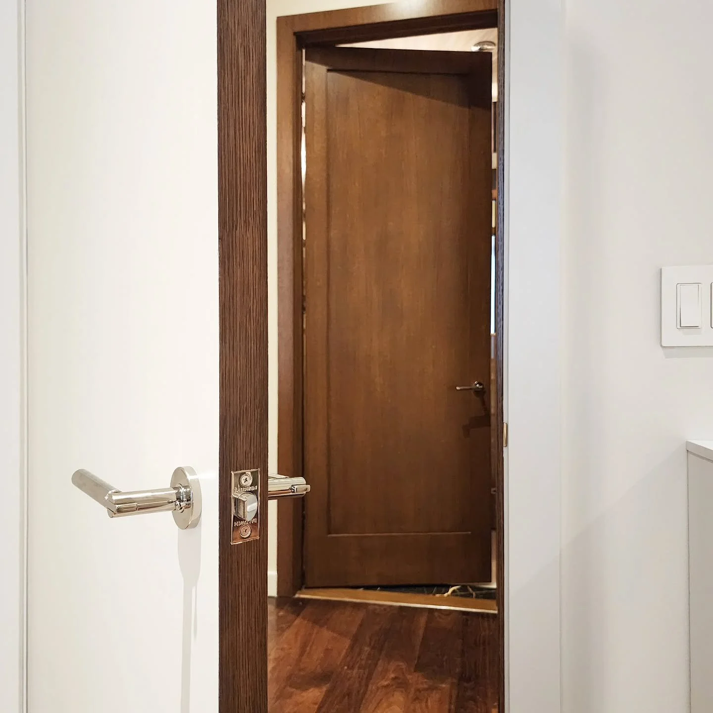 Custom-made doors - split finish wood veneer + satin lacquer 🤎 🤍 perfectly paired with lever sets from @baldwinhardware 

Thanks to @studio_kravt for allowing us to be part of their vision ✨️