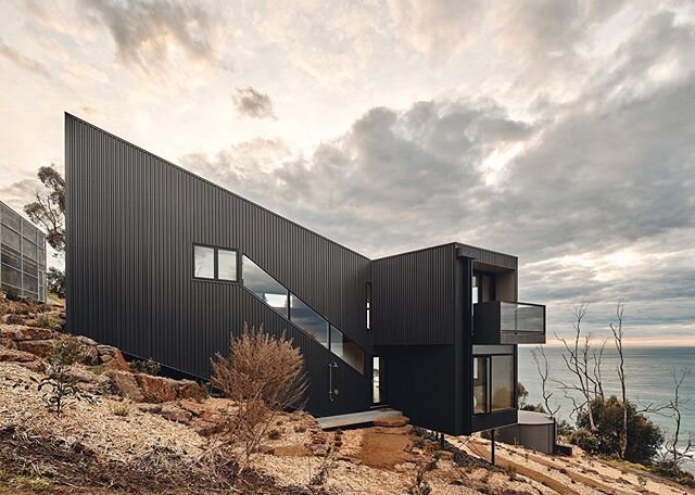 Y-House in Wye River - a post-bushfire rebuild with a spectacular site and awesome clients. Thanks to @camsonhomes for their master craftsmanship and @peterbbennetts for the beautiful photography #australianarchitecture #house #bushfire #beachhouse