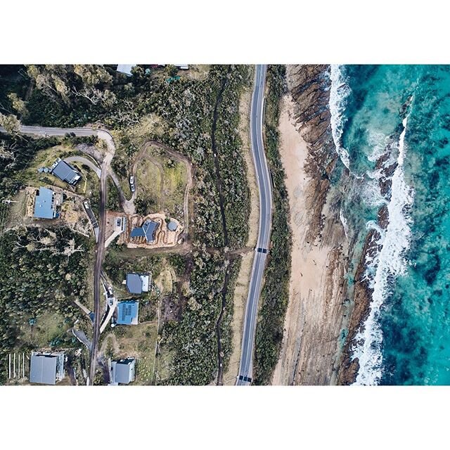 Y house from the sky with @peterbbennetts drone - the little speck of orange is me! Built by @camsonhomes Engineered on a crazy slope by @webbconsult #architecture #beach #beachhouse #wyeriver #house #drone #birdseye