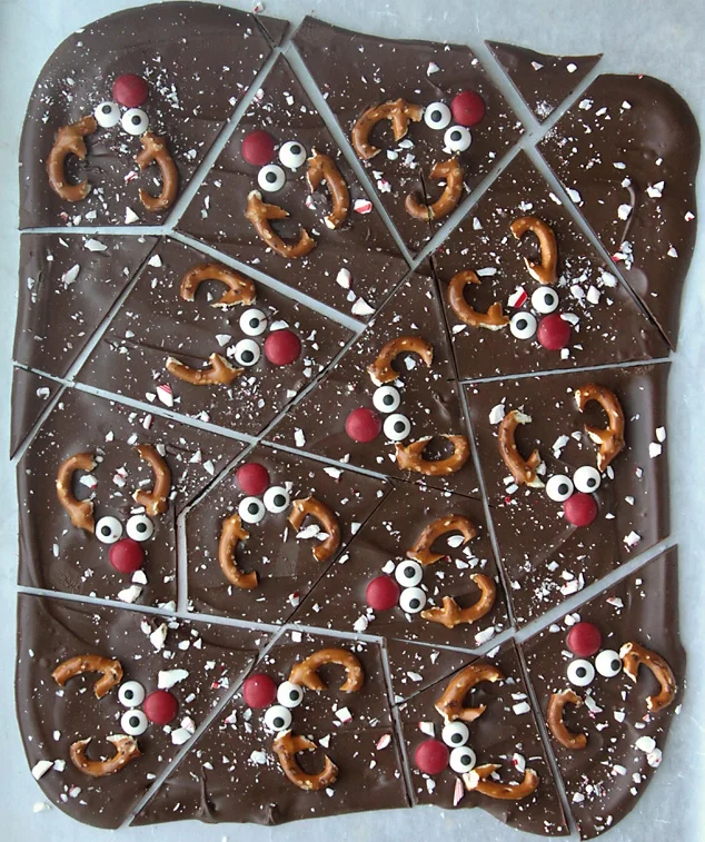 reindeer-bark-easy-fun-christmas-recipe-peppermint-chocolate-pretzels-kid-food-craft-5 (1).jpg