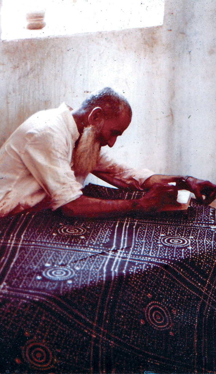 Khatri Mohamedbhai Siddiquebhai printing the Morendi design, Dhamadka