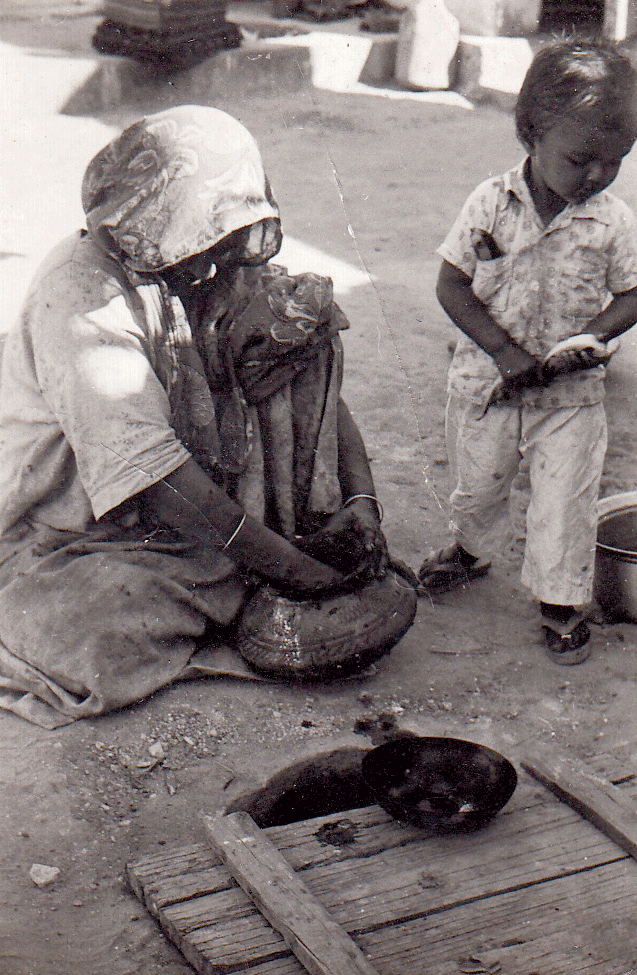 Women from Dhamadka preparing indigo dyes