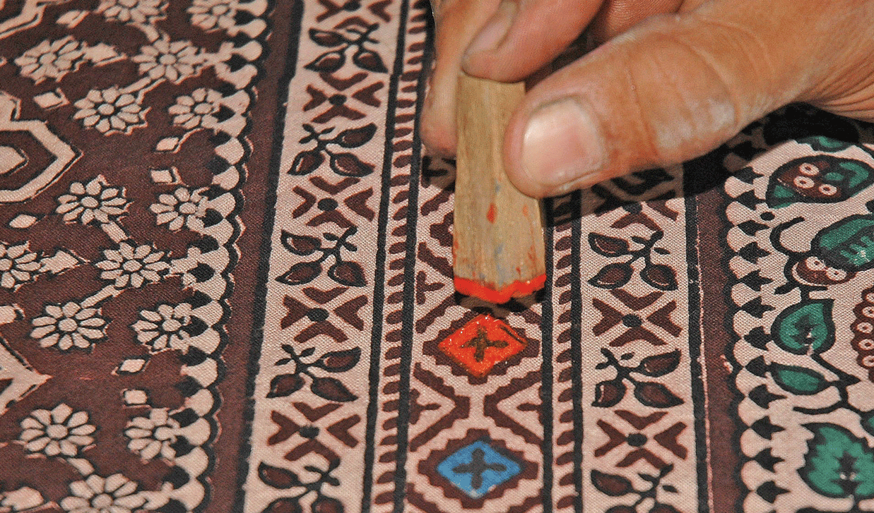 Direct printing of bright pigments used to make a Sirakh. (Abdul Rehman Budha of Ajrakhpur)