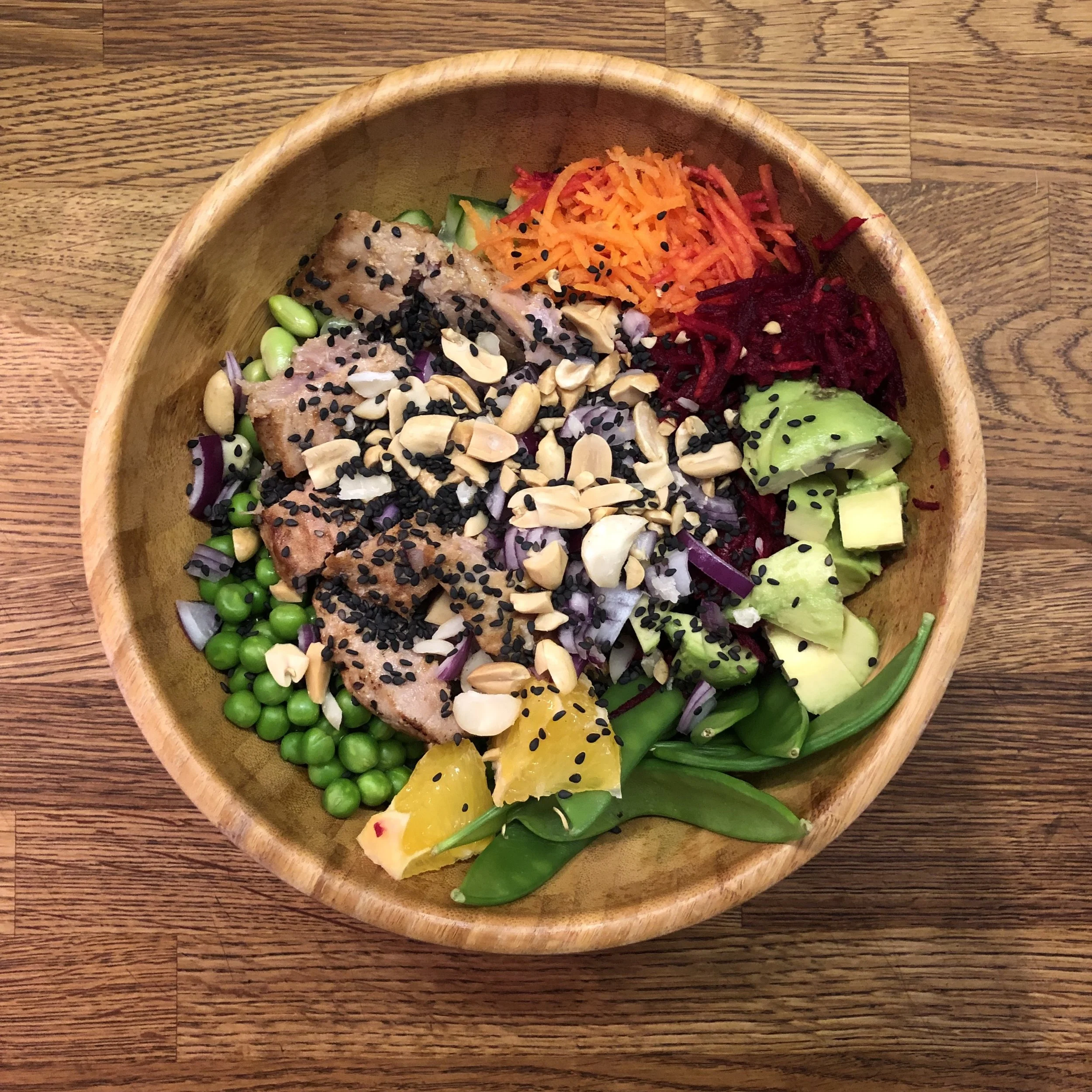 Domácí salmon poke bowl - video recept zde