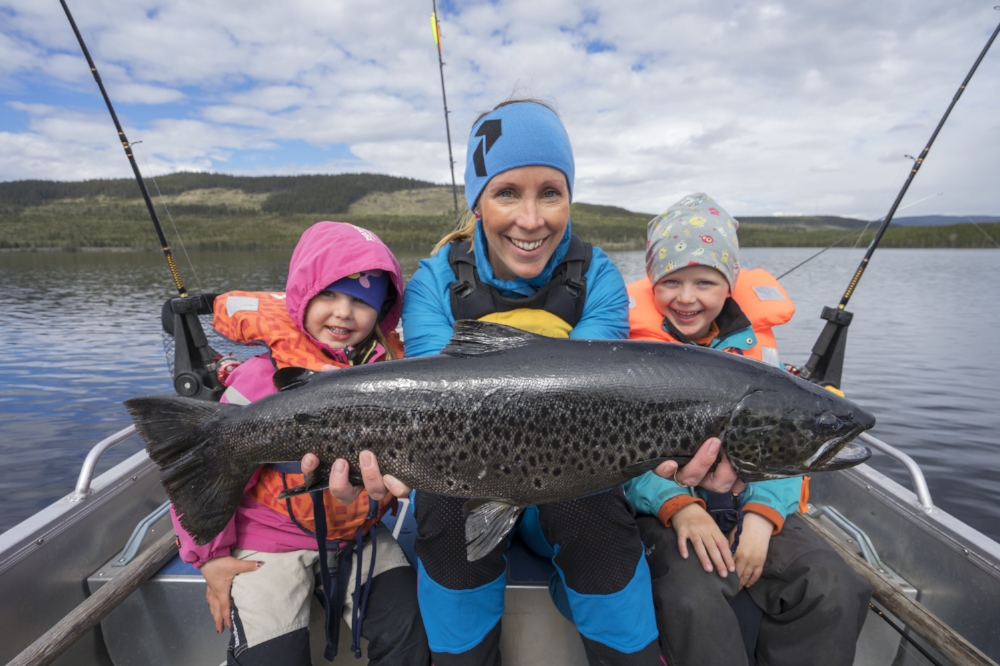 Storørret familie båt Murusjøen Lierne juni 2017 .jpg