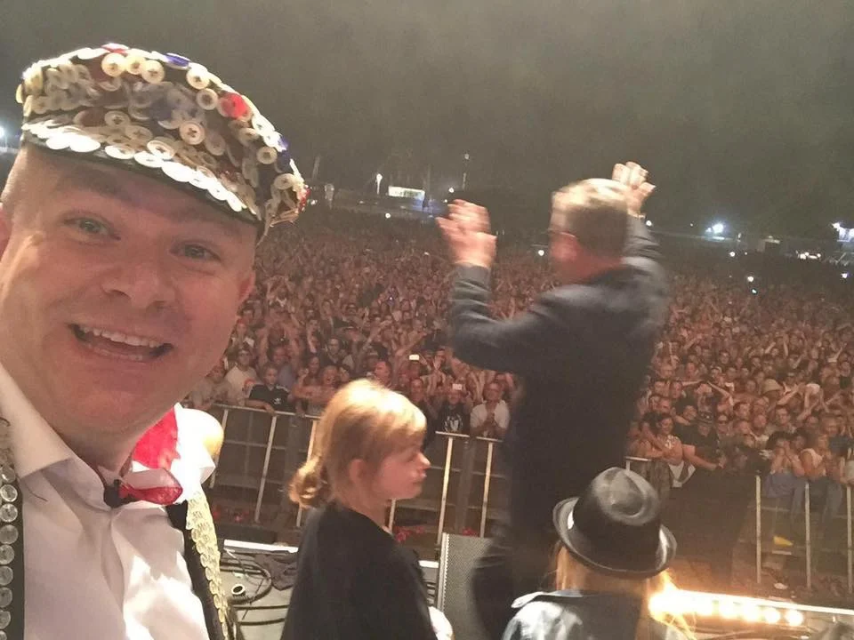 John in his glory behind Suggs.