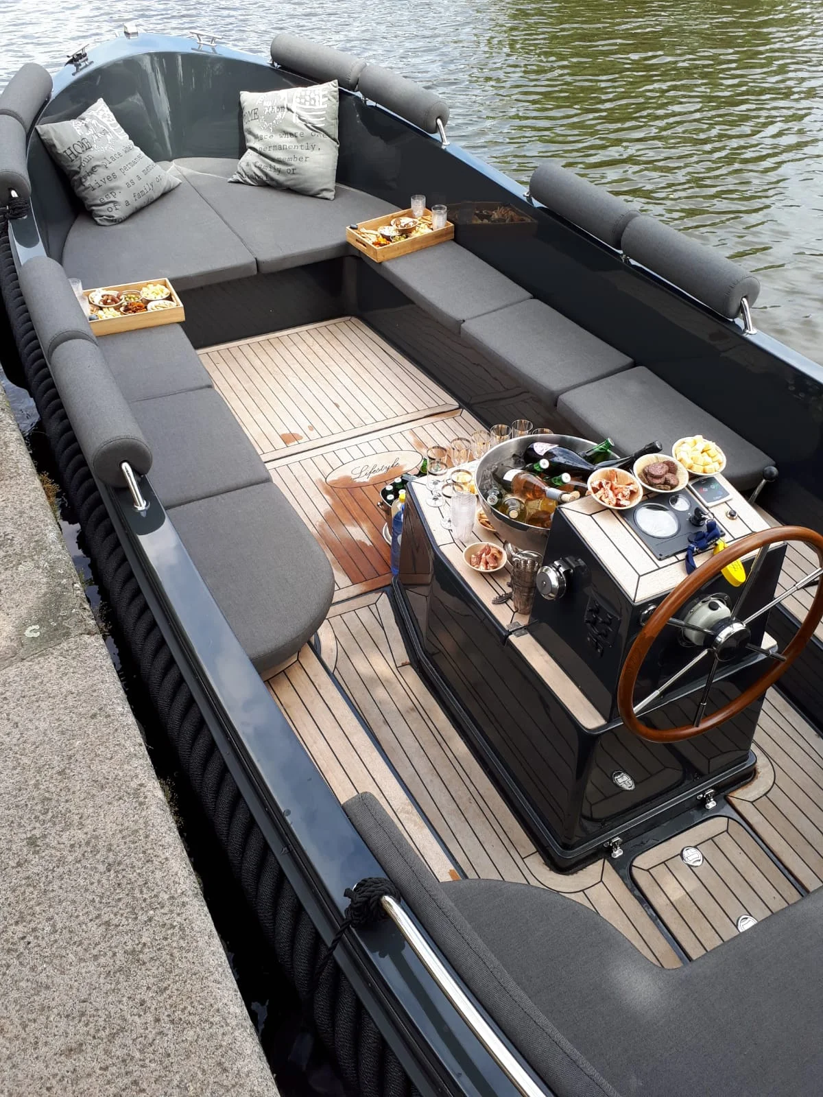 Luxe sloep voor groepen van 6 tot 8 personen.
