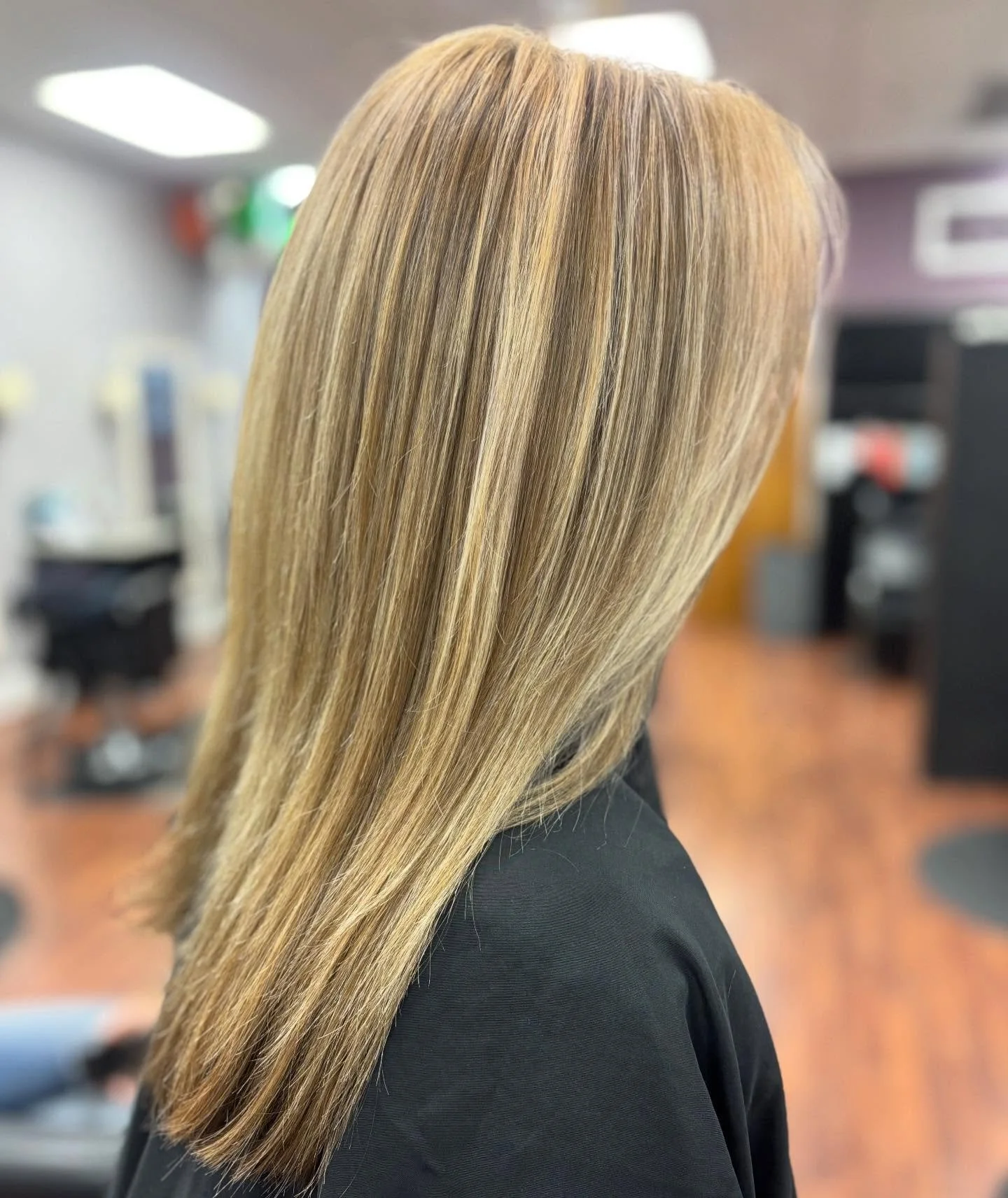 Color correction by Alicia!✨ She was able to break up this clients solid blonde color by foiling and toning out some of the previous undesired tones, giving her a more natural grow out and a beautiful end result 😍❤️ Swipe to see our before photo! ➡️