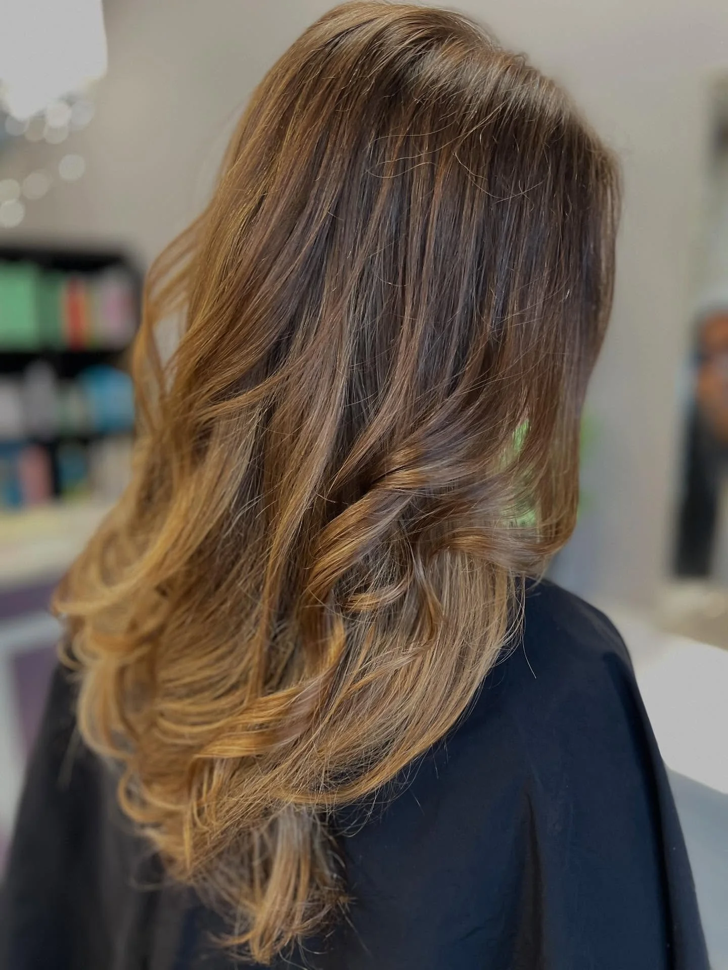 ✨ Dimensional Foil Magic ✨
Bringing depth, contrast, and brightness all in one session! Whether you&rsquo;re looking to soften your look with subtle highlights or go bold with high-contrast tones, dimensional color is the perfect way to add life and 