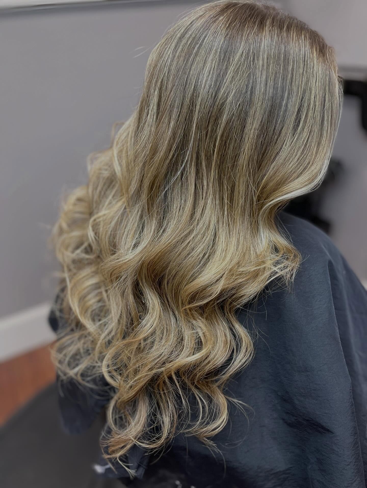 Bright blonde foliage by Alicia ✨

High impact, zero harsh lines. Just soft dimension, clean lift, and that bright blonde that hits in every light.

Blonde done right.
Call or email to book your appointment! 
#salon #salonbellavitamilford #massachuse