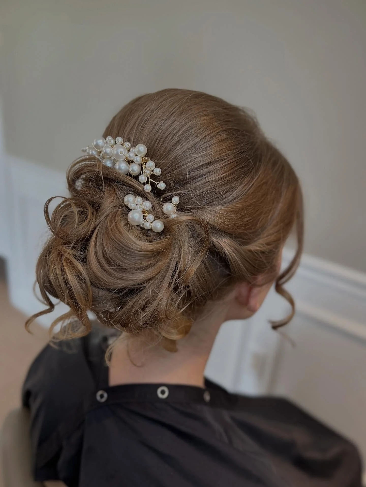 ✨ Bridal beauty goals, unlocked ✨

This stunning bride walked down the aisle looking like an absolute dream!Thanks to a romantic updo adorned with pearls hairpieces🤍 Every twist and pin was styled with love by Alicia, creating a timeless look worthy