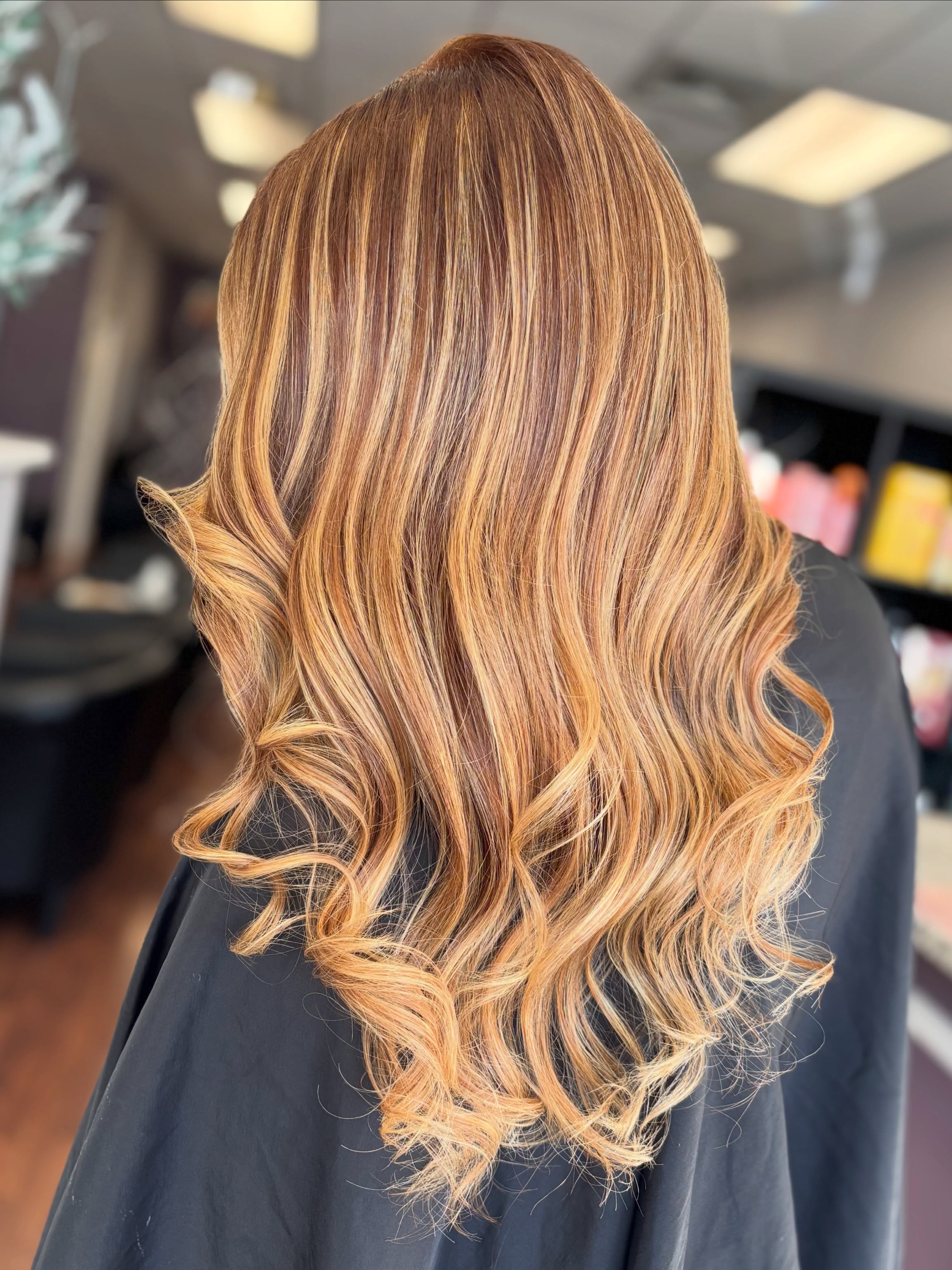 Summer transformation by our stylist Anna! ☀️💛✨ Swipe to see the before photo!➡️➡️➡️ #salonbellavitamilford #milfordma #foilayage #summerhair #massachusettshairstylist