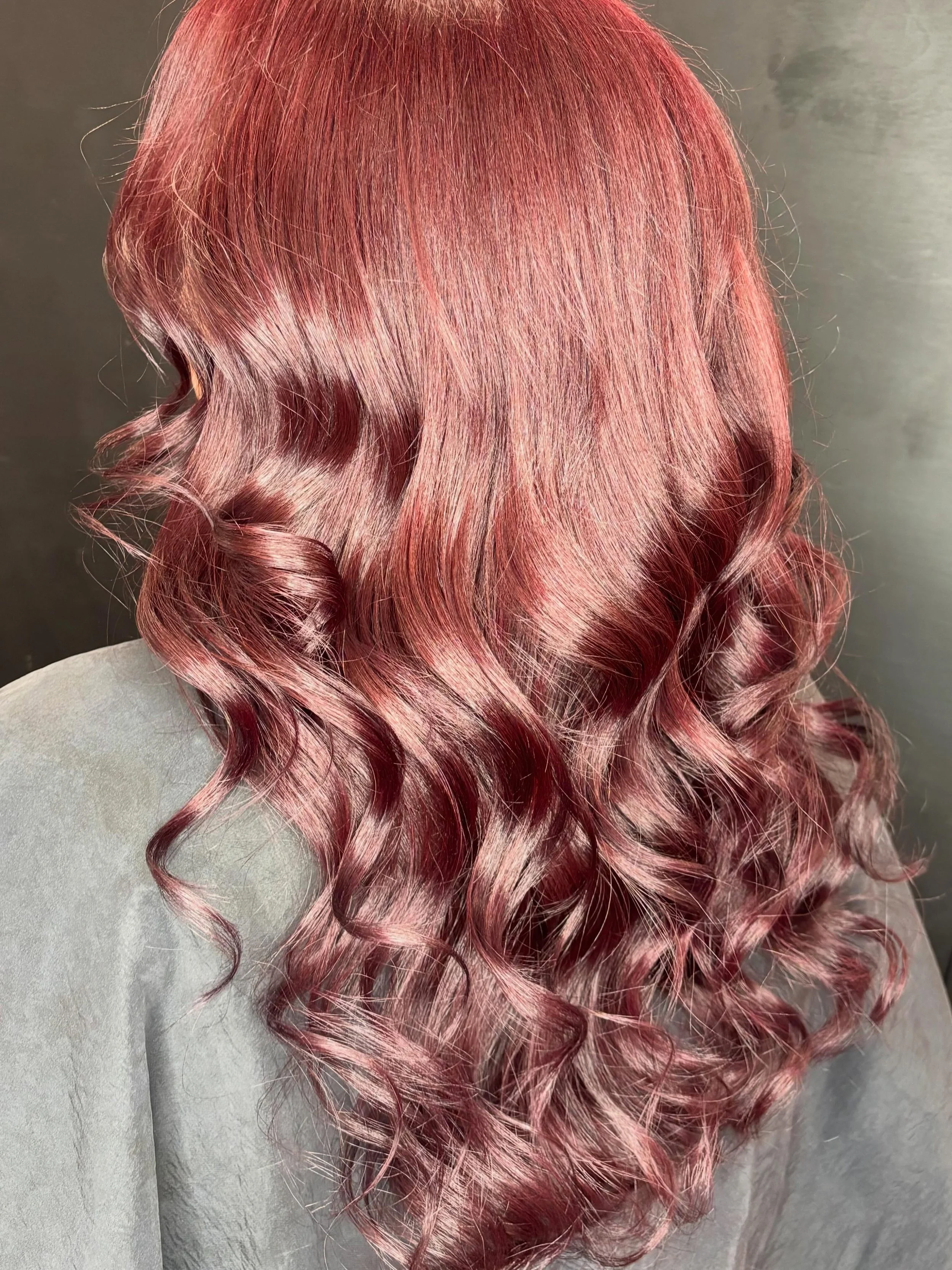 🔥🚨 Before &amp; After 🚨🔥

Serving a bold summer refresh with the perfect spicy pop of color ❤️&zwj;🔥☀️
This transformation brought the shine, dimension, and fun all in one session ✨💇&zwj;♀️

Who says healthy hair and vivid color can&rsquo;t liv