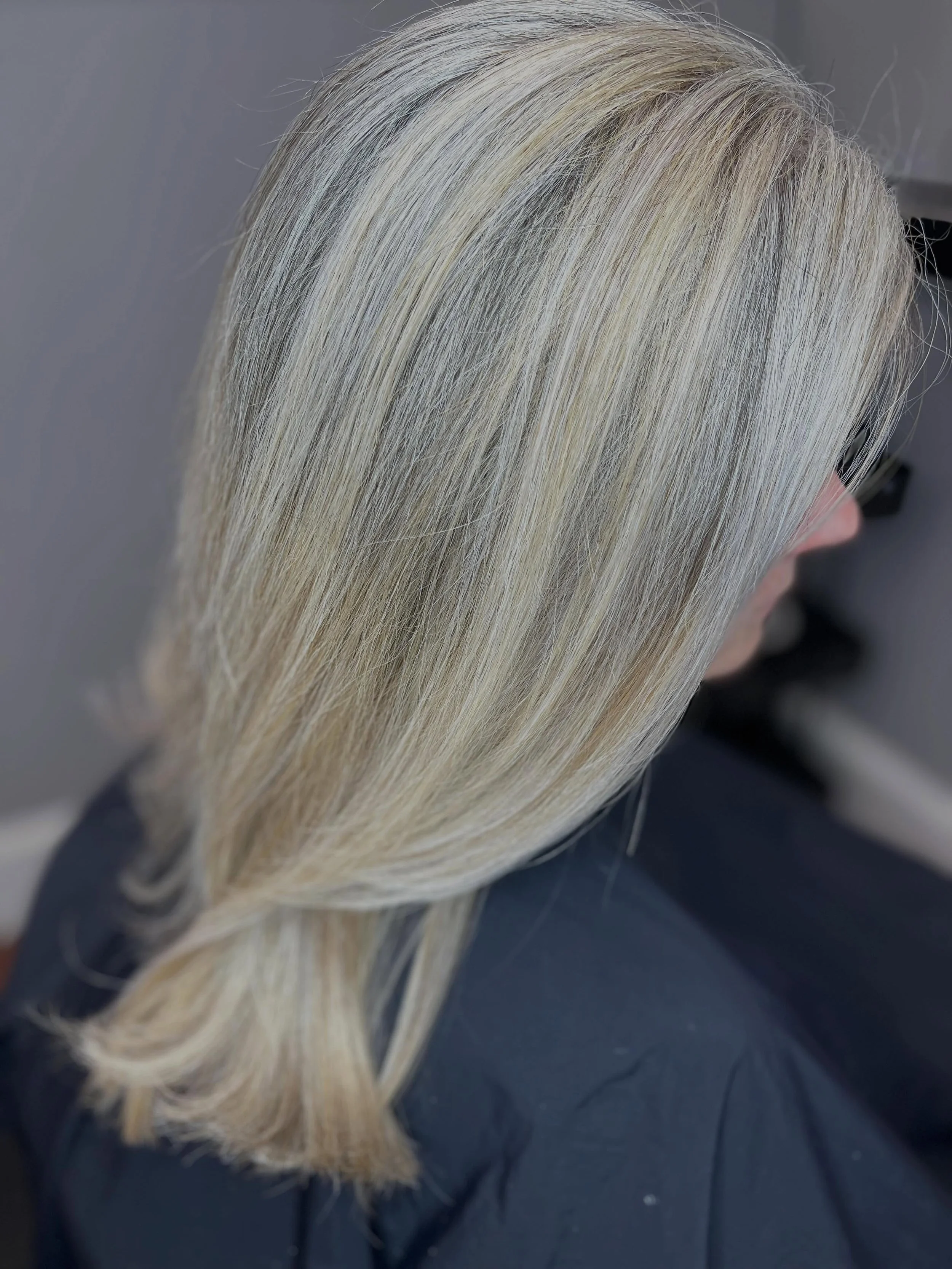 ✨ Before &amp; After Transformation ✨

A beautiful color correction with a focus on seamless grey blending and natural-looking highlights. The result? Soft dimension, radiant shine, and a color that grows out beautifully. 🤍✨

Healthy, happy hair nev