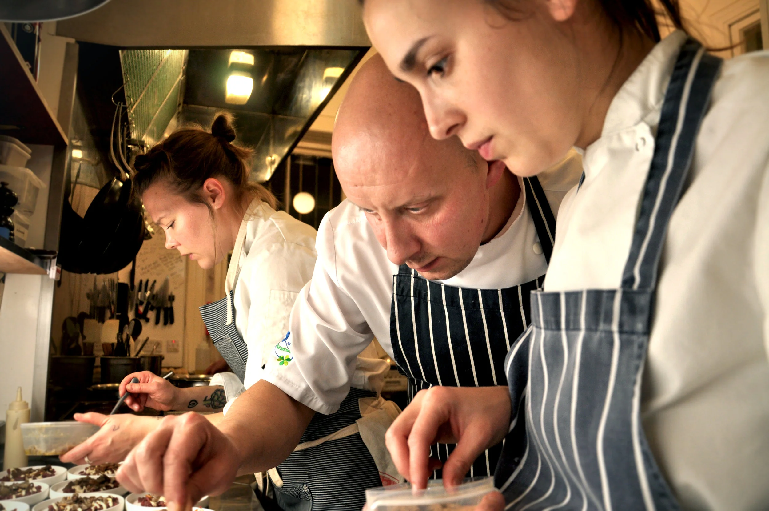 Edith Salminen, Sasu Laukkonen and Sashana Souza Zanella garnish venison tartare