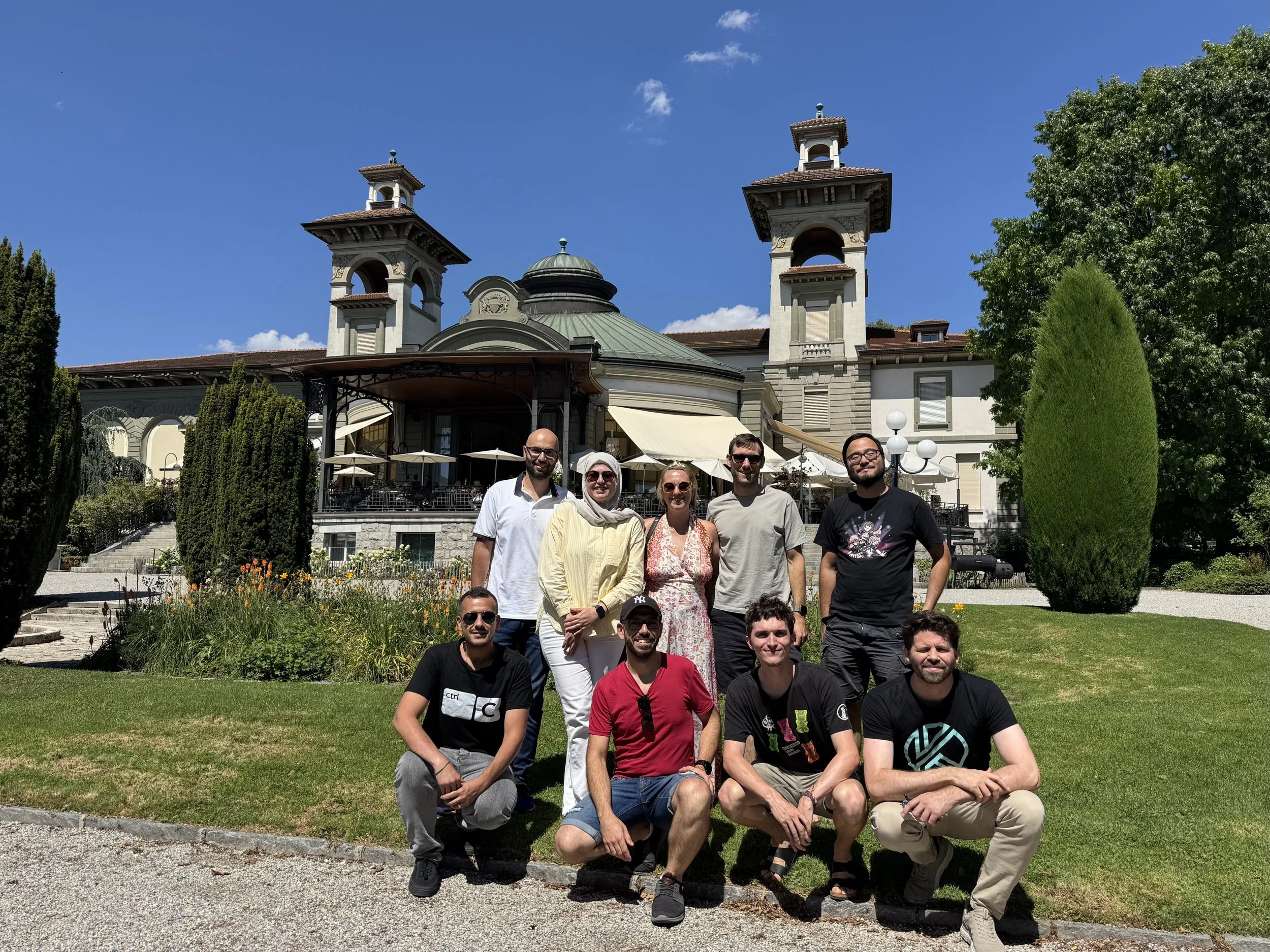 L'équipe PocketCampus au complet, neuf personnes, devant le Casino de Montbenon à Lausanne par une journée d'été ensoleillée