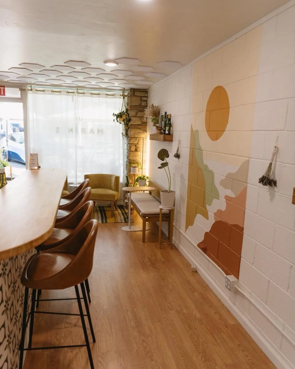 These days lately&hellip; I have a hard time trying to be positive when I know others are struggling. We all feel it, this heaviness. And when things feel that way, turning toward our local community feels like the right place to start 🤍

This week,