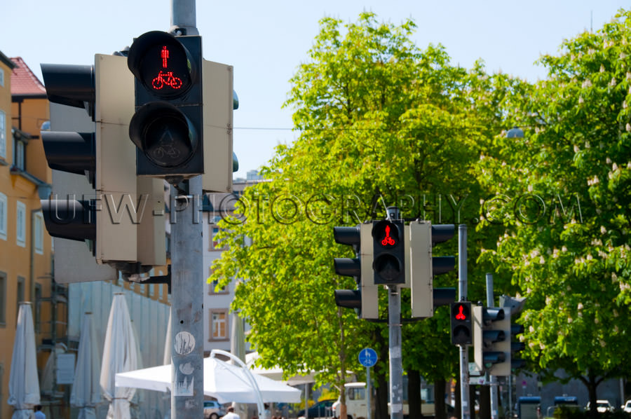 Don‘t Walk! Traffic lights show red pedestrian crossing Stock 