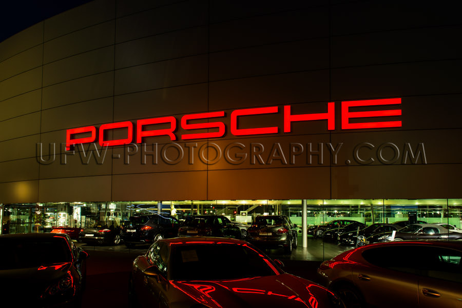 Porsche Center sports car dealer atmospheric night shot Stock Im