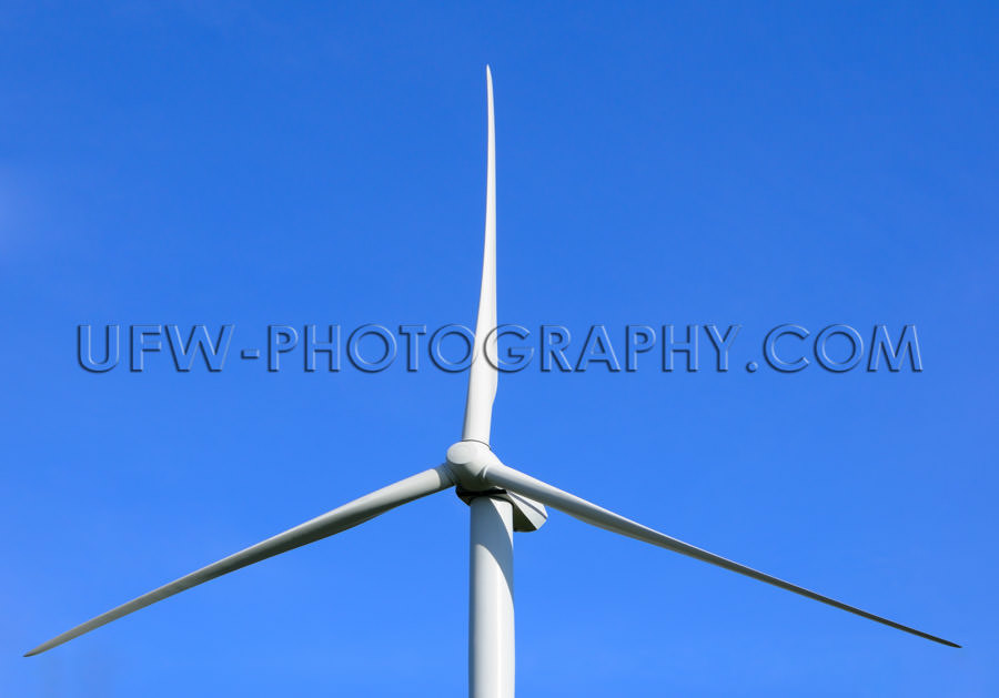 Rotor of a wind turbine, deep blue clear sky - Stock Image