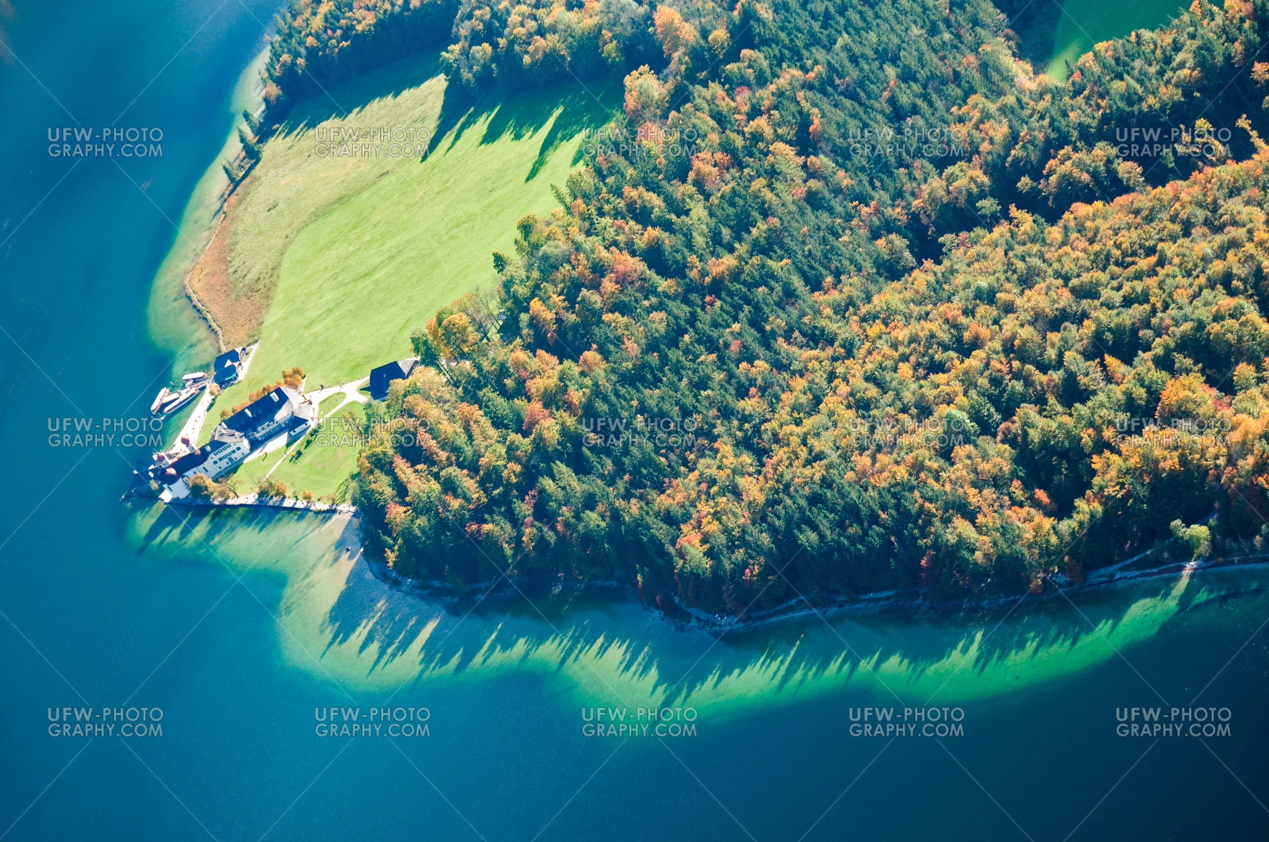 Atemberaubend Traumhaft Tiefblauer See Insel Herbst Wald Kloster