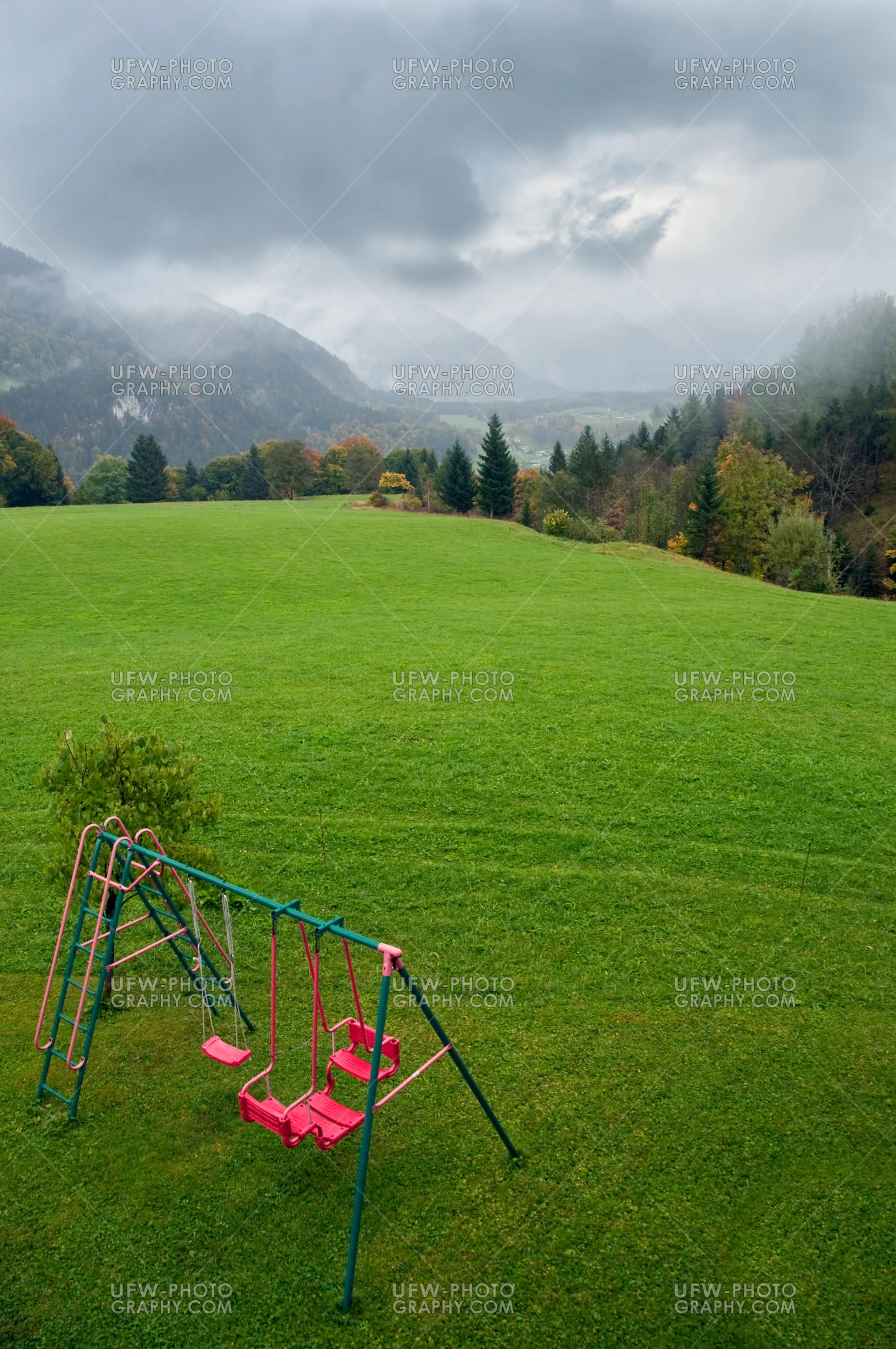 Grün Berg Weide Dramatischer Himmel Regnerisch Wolkig Spielplat