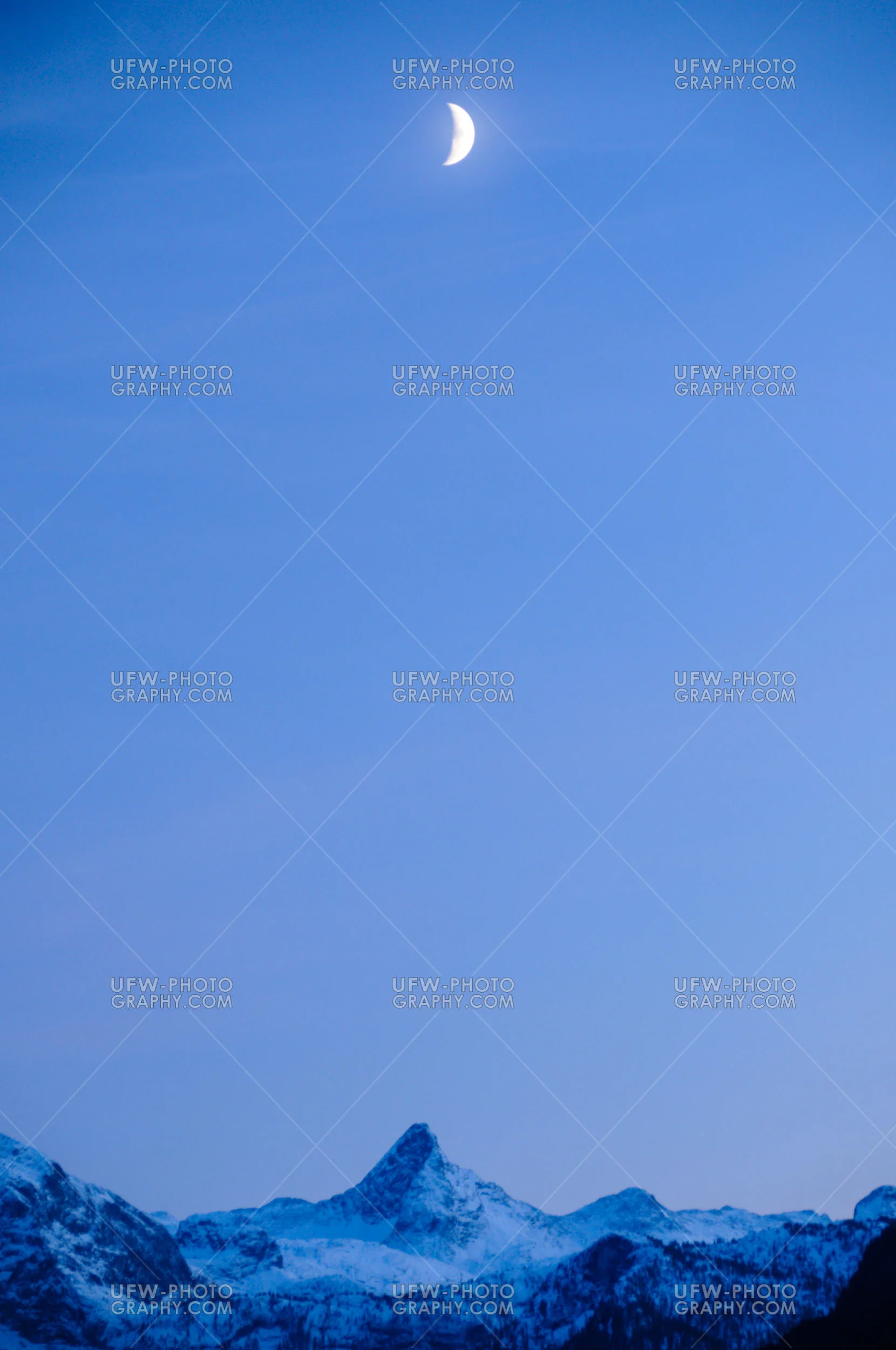 Mond Blau Abendhimmel Bergspitze