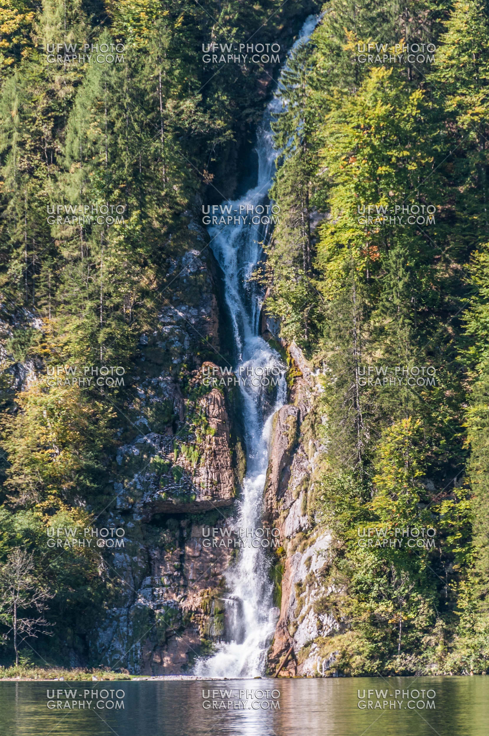 Wasserfall Steil Klippe Bäume Schön Bergsee Stock Foto