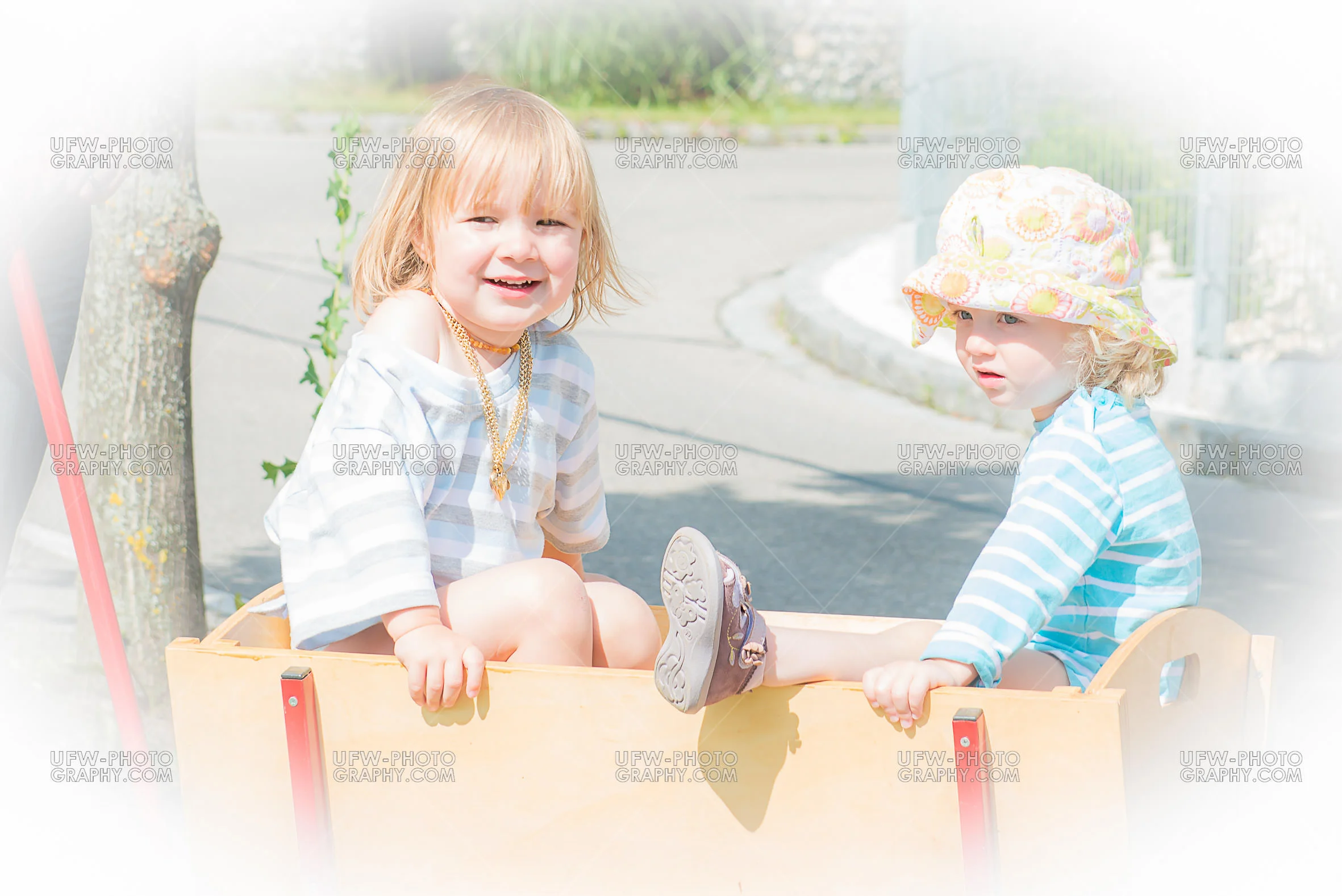Portrait Kinder Sommer Bollerwagen