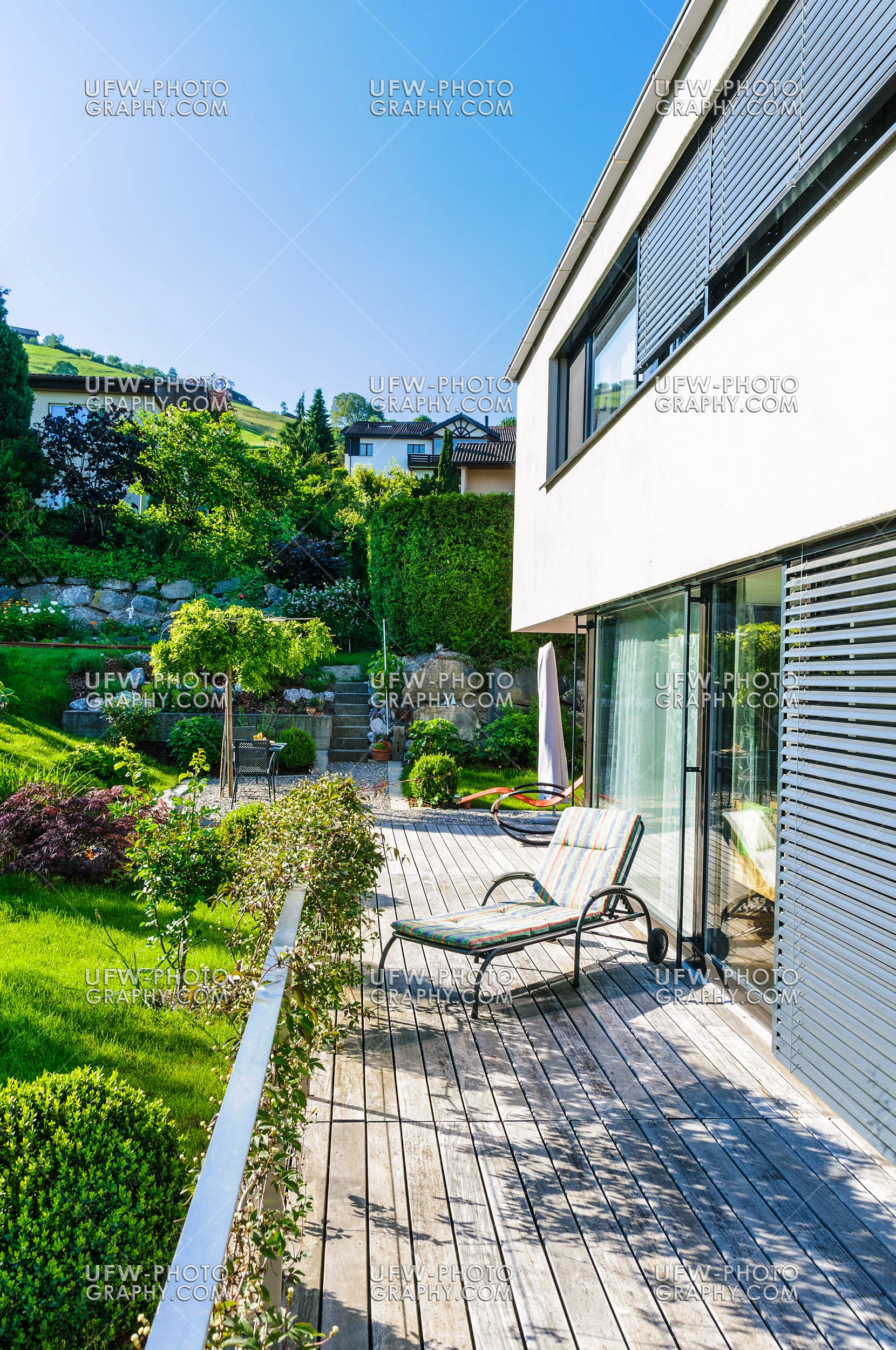 Modern Einfamilienhaus Holzdeck Liegestuhl Grün Garten Stock Fo