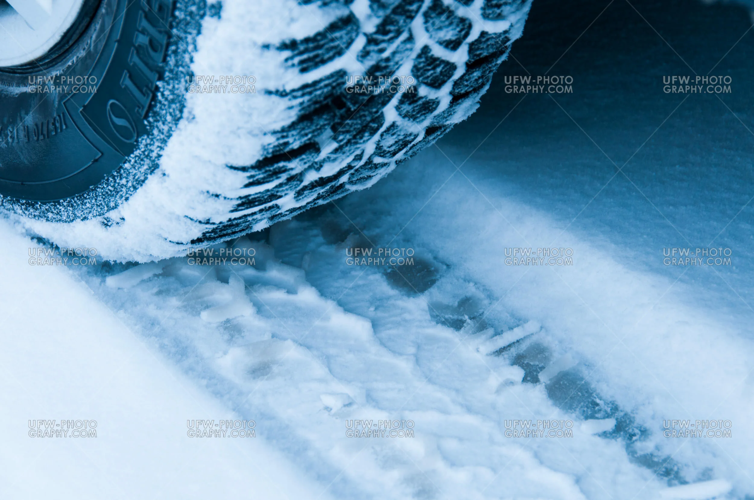 Autoreifen im Schnee