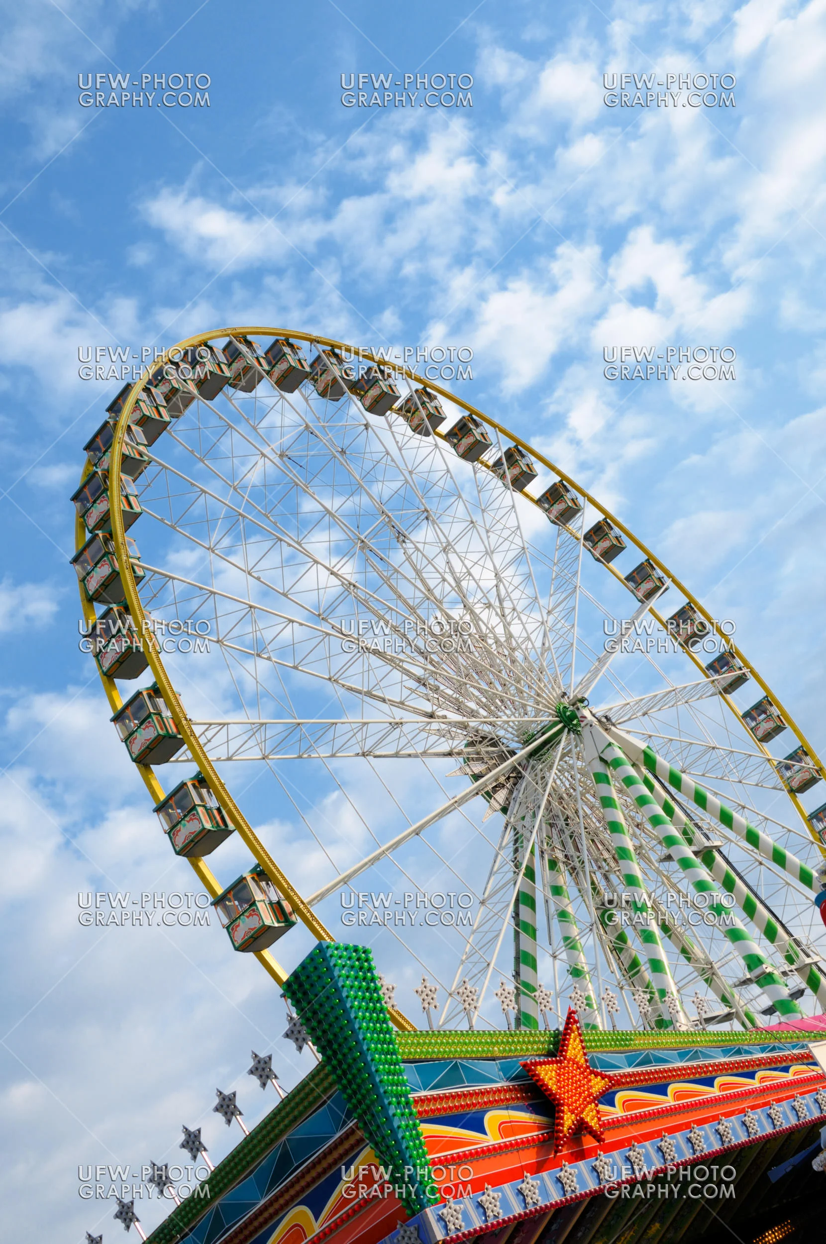 Riesenrad Spaß Vergnügungspark Bunt Oktoberfest Stock Foto