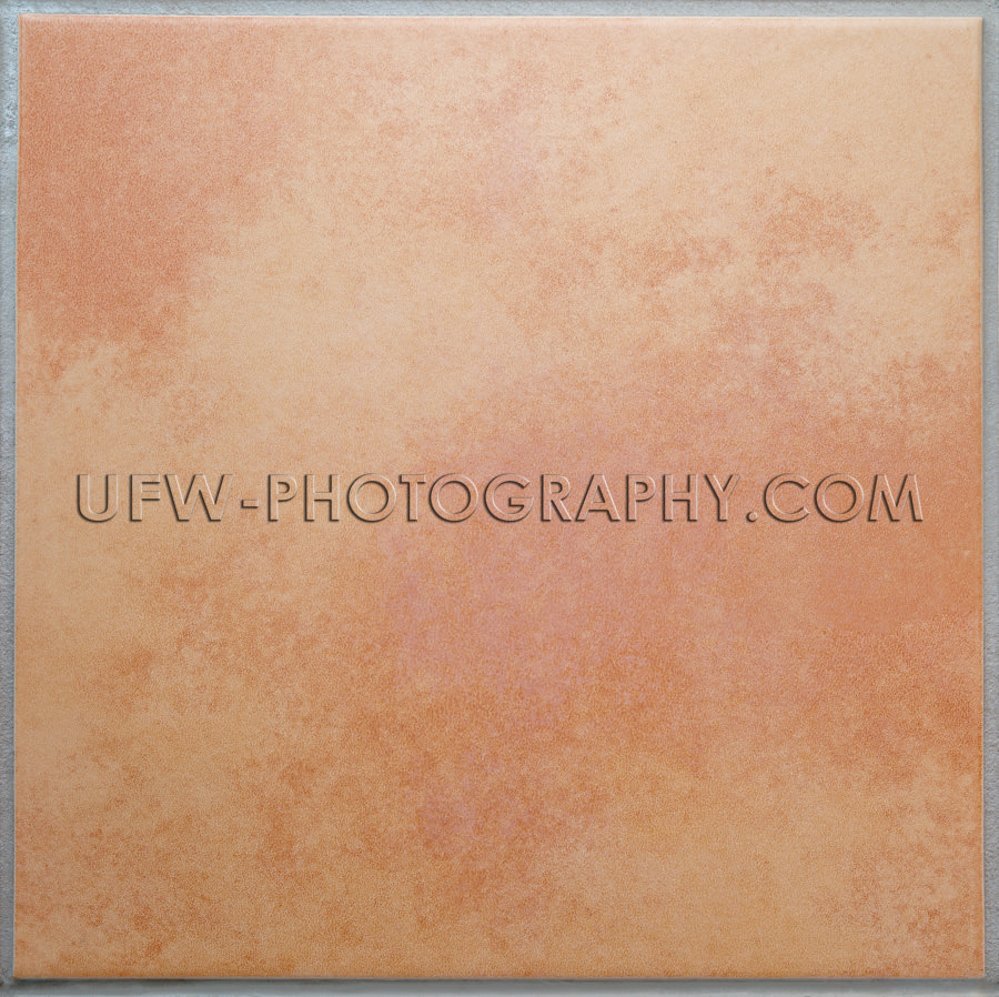 Eine aprikosenfarbene Terrakottafliese Isolierter Hintergrund XL