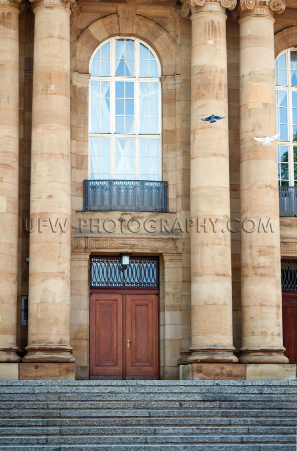 Alt Theater Eingang Mit Säulen Und Bogenfenster Stock Foto