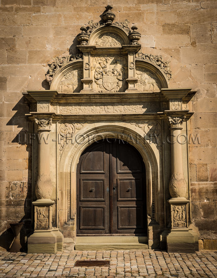 Portal Alte Burg Stimmungsvoll Licht Säulen Wappen Stock Foto