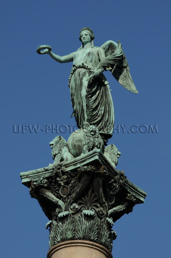 Statue Skulptur Engel Göttin Säule Tiefblauer Klarer Himmel Na