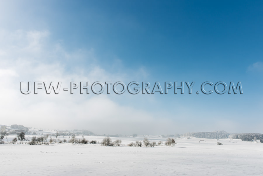 Idyllische Winterszene Schneebedeckte Landschaft Bäume Blauer H