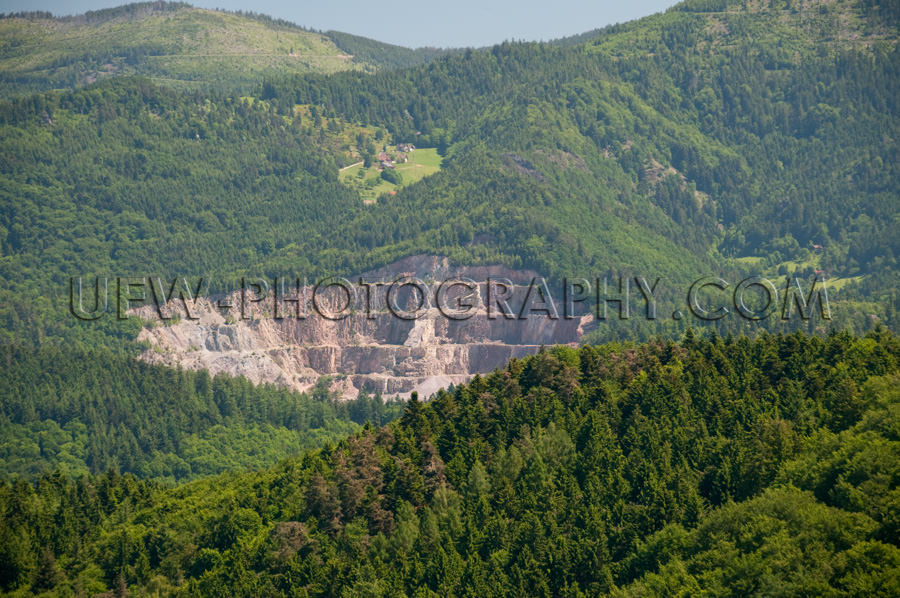 Steinbruch Wunderschön Hügelig Waldlandschaft Stock Foto